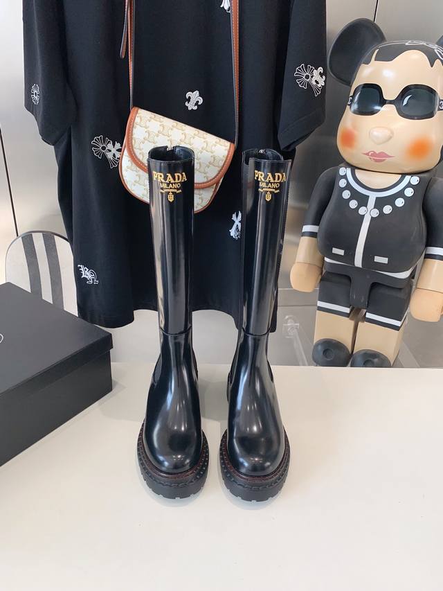 出厂价 Prada 普拉达24Ss秋冬走秀款靴子太古汇原版购入爆拆复刻 鞋子上脚很轻便，走路舒适度都很赞 运用三角标设计风格值得拥有 鞋型韵味超赞，非常有特色的